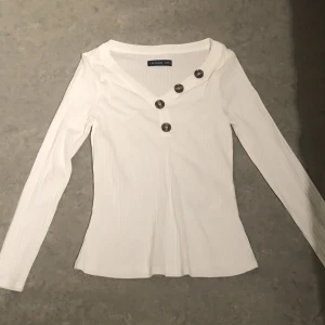 Tröja - Superfin vit tröja som jag endast provat. Nyskick. Prislapp finns ej kvar. Säljer för att den inte kommit till någon användning. Storlek M, dock lite tajt så skulle nog säga att den passar XS-S.
