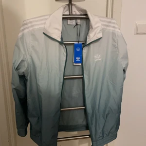 Adidas Vindjacka - Adidas vindjacka som inte används då den inte sitter exakt som jag vill att den ska. Nypris 1500