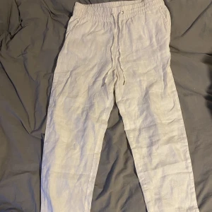 Linnebyxor  - Säljer dessa superfina linnebyxor som jag själv köpte här på plick men tyvärr var de för korta. Skulle tippa på att de passar någon som är under 170 cm☺️ dem är i bra skicka vad jag kan se men vet inte hur använda de är. De två sista bilderna är lånade.