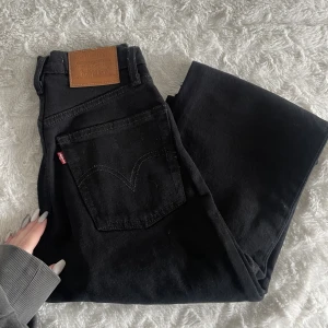 Levis jeans  - straight leg jeans från levis i modellen ribcage straight ankle, storlek W23 L27, vilket motsvarar xxs/xs. Väldigt fint skick