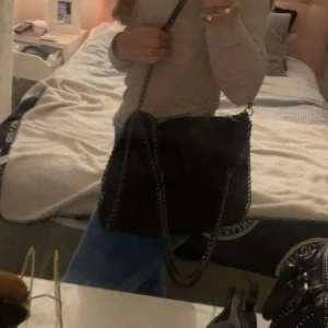 Super snygg väska - En super fin väska, mycket utrymme i den och den har några fack, den är köpt i Italien (rom) har inte så mycket användning av den då jag använder mina andra väskor mer