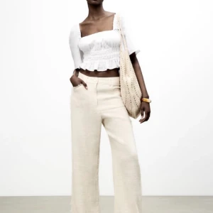 Zara topp - Säljer även denna fina vita zara topp med öppen rygg, skriv för fler bilder. Super fin och aldrig andvänd!❤️