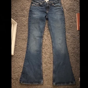 Midwaisted Jeans från Zara - Säljer mina low-/midwaisted jeans från Zara, köpta i somras🥰Storlek 36 och är i bra längd för mig som är ungefär 170 cm. Endast använda en gång, skriv för fler bilder 💕 Säljer för 180kr + frakt men priset kan diskuteras.