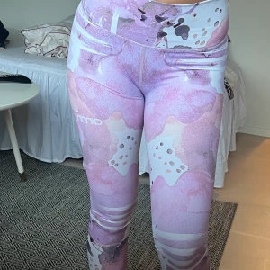 Amin träningstights  - Aimn träningstights i storlek xs, jätte fint skicka knappt använda. Rosa och vita med aimn märket vid höften. 