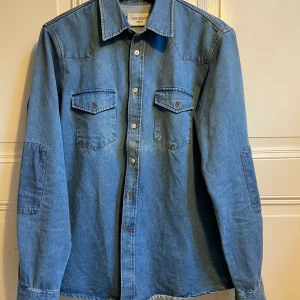 Our Legacy Jeansskjorta - Säljer min Our Legacy Jeansskjorta, Köpte den för 1 år sedan och har använt den ett fåtal gånger.