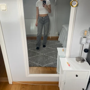 Grå jeans - Såå fina jeans från GinaTricot 💞 Storlek 34 och använda fåtal gånger 💞Ser ut precis som nya!! 150kr och köparen står för frakt 💞