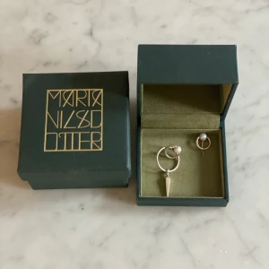 Maria Nilsdotter  - Säljer dessa fina Maria Nilsdotter Poison Spears örhängena, har tyvärr tappat bort baksidan på ett av örhängena samt plupparna, där av de billiga priset. Original pris 5990kr. Kvitto och allt kommer med