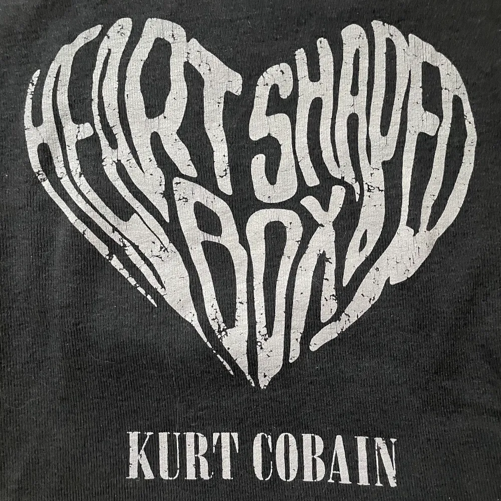 Mörkgrå/svart baby tee med heart shaped box och Kurt på trycket💋 Storlek xs och i nyskick . T-shirts.
