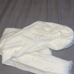 Sjukt fin och mysig vit halsduk som aldrig blivit använd, ett måste till hösten!