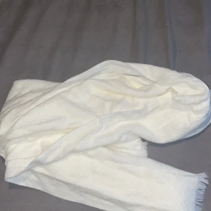 Halsduk - Sjukt fin och mysig vit halsduk som aldrig blivit använd, ett måste till hösten!