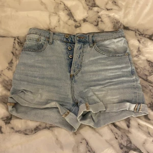 Shorts Lager 157 - Ett par ljusa jeans blå shorts från Lager 157. 4 knappar i höjd. Köparen står för priset av frakten.