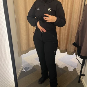 Säljer ett helt Haglöfs set - Säljer Haglöfs set. Jackan är i strl M (passar XS-M) & byxorna är strl 38. Båda är i nyskick. Båda: 1400 ❤️ Kan mötas upp i Gbg, alt + 99kr frakt. 