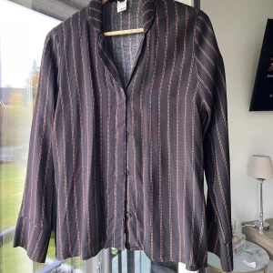 Randig skjorta  - Jättecool och unik. Inga defekter och kvalitetsmärke. Köpt för ca 20 år sedan. Besparsamt använd💕skriv om du är intresserad 💕fin passform och skön 