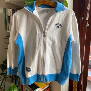 Nike Tröja  - Vintage Nike zip-tröja med otroligt feta detaljer. Storlek M junior, passar som en XS/S. Frakt tillkommer, hör av dig vid frågor! 