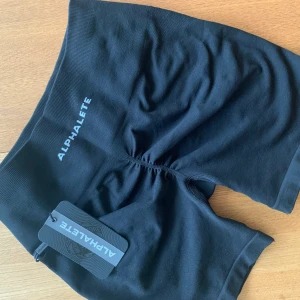 Alphalete Amplify 4.5 shorts - Endast provade, tycker inte scrunchen passar mig. Bortsett från det satt dem jättefint och skönt i midjan, inte för tight och inte för ”löst,” likaså i benen. Klöddigt att skicka tillbaka pga frakt och tull då dem inte finns i Sverige. Storleken är M men hade passat en S. +52kr frakt. Priset går inte att diskutera!
