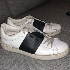 Valentino skor - Säljer nu mina valentino skor i storlek 45,5. De är i relativt använd skick och har blivit lagade hos skomakare, övrigt inga defekter bortsett från att de är lite slitna. Alltså inget som inte syns på bilden. Skickar även med påsarna dom de kom i.