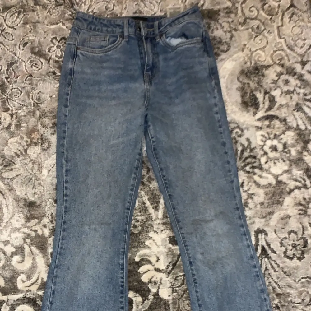Ett par blåa jeans från Vero Moda som jag har använt Max 5gånger, dom är utsvängda och har lite öppning längst ner på byxorna . Jeans & Byxor.