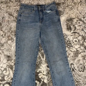 Vero Moda Blåa Jeans  - Ett par blåa jeans från Vero Moda som jag har använt Max 5gånger, dom är utsvängda och har lite öppning längst ner på byxorna 