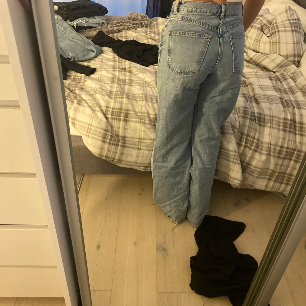 Ett par ljusblåa raka jeans. Dem är högmidjade och är lite långa för mig som är 170. Jeans & Byxor.