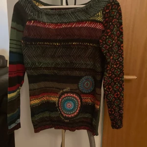 Desigual  - Rolig och färgglad tröja str M i mycket fint skick 