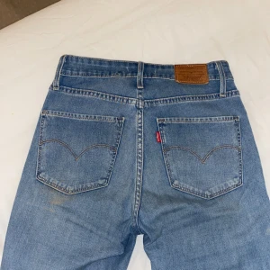 Levis high rise skinny byxor  - Äkta levis high rise skinny byxor som är i god skick😍men i bild tre kan man se att vid nedre delen har färgen ljusare, förutom det är den som ny. Ordpris 1600kr