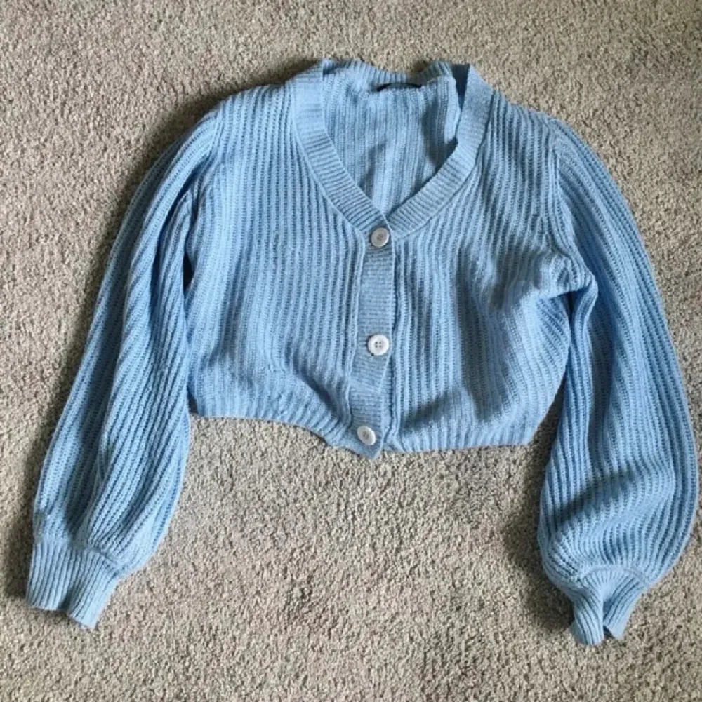 Kort söt gullig blå stickad tröja som knappt kommit till användning tyvärr. Har kanske använt den 3ggr max. Den är i lite oversized modell (enligt mig). Den är i nyskick 💙. Tröjor & Koftor.