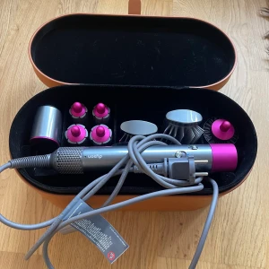 Dyson Airwrap complete - Säljer en Dyson Airwrap Complete 5025155038390. Inköpt i juli för 5190kr. Säljes då den ej kommer till användning.   Upphämtning i Göteborgs innerstad eller skickas och köparen betalar frakten.