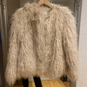 Pälsjacka  - Säljer denna pälsjacka. Använd ett få tal gånger. 