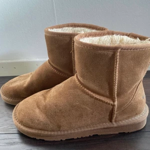 Snowboots i nyskick! - Mycket fina uggs/Snowboots från Rugged Gear i storlek 39. Använda men i fint skick! Inga skador👍