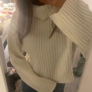 Mysig höst tröja  - Den är från bikbok . Säljer för jag aldrig använder men jätte fin och passar perfekt nu till hösten. Kan sänka priset lite skriv privat bara. 