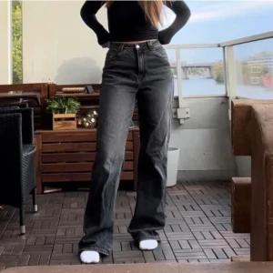 Jeans - Säljer ett par skit snygga jeans från hm! Dom är så snygga! Jätte fin form, har storlek 32 men funkar som 34, köparen står för frakten om de ska fraktas. Nypris 200kr och mitt pris 65kr❣️