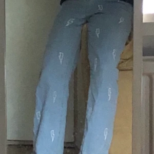 Jeans med blixtar! - Bra skick i byxorna! Blåa jeans med vita blixtar på Skriv för flera bilder. Frakt 39 kronor!