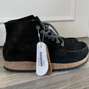 Birkenstock boots - Boots från Birkenstock, modell Marton. Helt ny, men utan prislapp.    Storlek: 38,  Material: Mocka,  Nypris: 1750 SEK