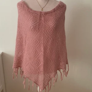 Rosa stickad kofta - Rosa stickad kofta för 70kr. Kan frakta men kan också mötas upp och lämna över i Trollhättan, Mellerud, Uddevalla och Vänersborg. 
