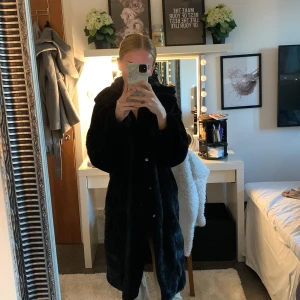 NAKD vinter kappa storlek 36 - Vinter kappa bra skick använd Max 3 gånger köpt för 1000 kr säljer den för 250kr