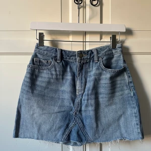 Mini skirt - En ljusblå kort kjol från hollister, med slitnings detaljer nertill. I storlek 25, kan både användas som hög- och lågmidjat.