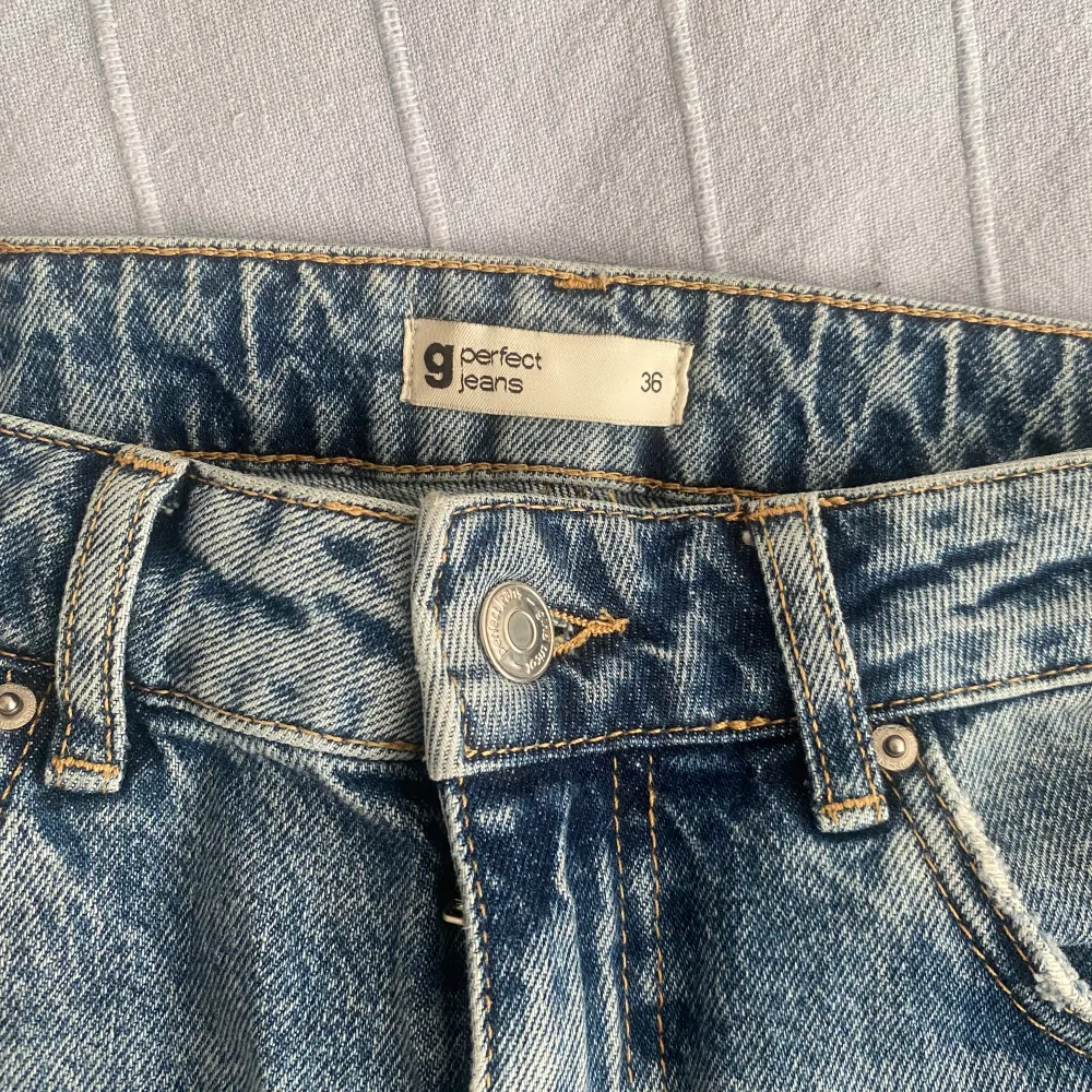 jeans från gina tricot, utsvängda och slitna i botten med hål på knät säljer för 150kr +frakt❤️. Jeans & Byxor.