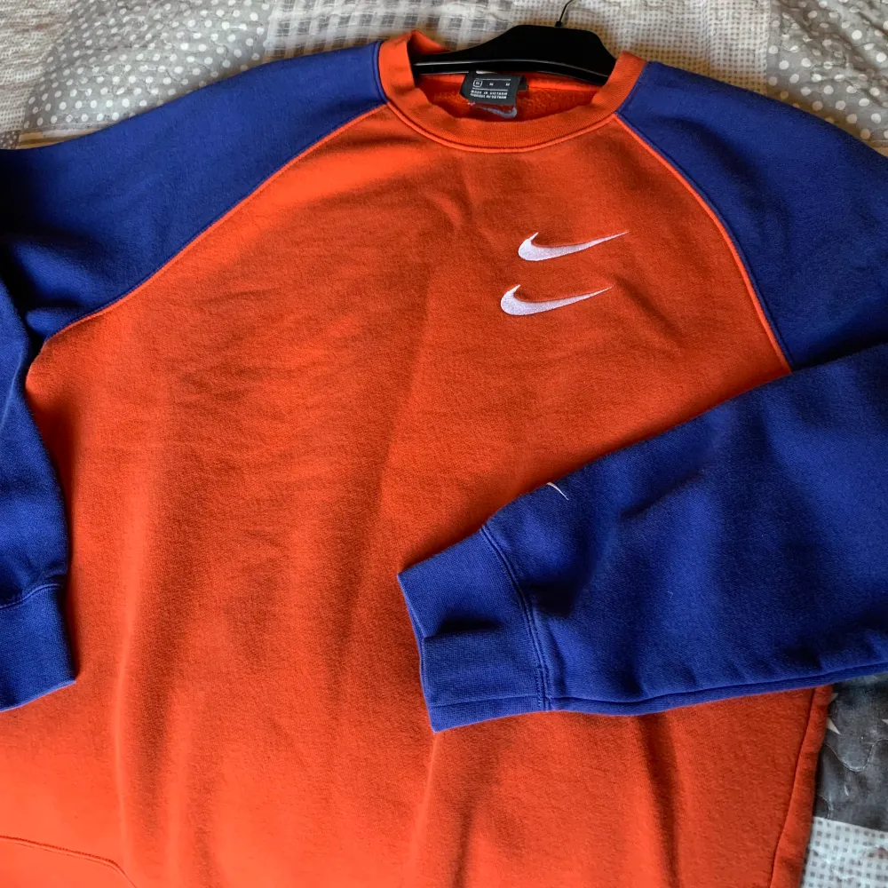 Nike tröja helt ok skick blå orange inköpt på stadium ca tre år gammal st M snygg till jeans. Tröjor & Koftor.