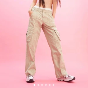 Cargobyxor - Ett par jättefina cargos köpta på h&m! De har en liten fläck från hårfärg vid ena benet som är synlig men man märker inte det om man inte tänker på det, men därav priset ❤️