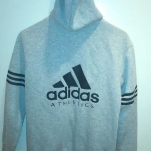 Adidas Tröja - Lite använd Adidas tröja med dragkedja, tidigare pris 500 kr.