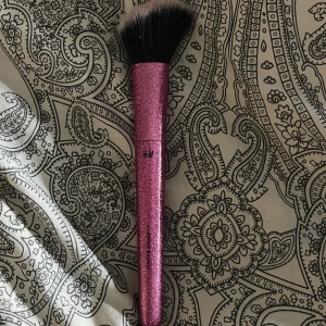 Glittrig sminkborste - En jättegullig rosa glittrig blushborste från HM. 