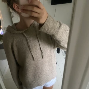 Stickad hoodie - Så fin stickad hoodie! Lite nopprig men annars jätteskön❤️❤️