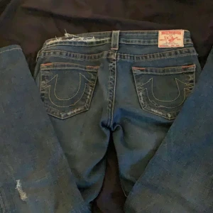 Lågmidjade True religon jeans  - ❗️BUDA PÅ MIN ANDRA ANNONS❗️Intressekoll på mina Trueys, som jag älskar sjukt mycket men är ganska stora på mig i midjan, säljer vid bra bud och hade kunnat byta beroende på hur dina ser ut. passformen är bootcut, (Budgivningen är intressekoll)