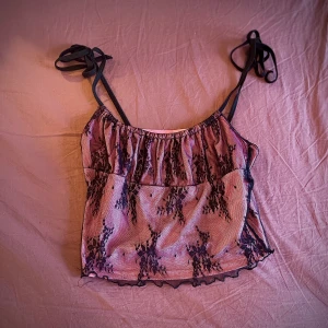 Sugar thrillz dollskill top - Säljer den här jättegullig toppen som jag köpte på dollskill sugar thrillz. Jätte söt och liknar lite lolita Goth style 💕Frakten ligger på 45kr <33