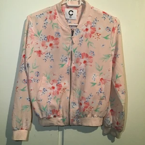 Bomberjacka - FRAKT: 45kr -perfekt till hösten!  (ser smutsig ut på bilden men det är bara ljuset)