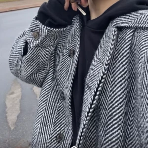 Weekday jacka - Weekday jacka/kappa. Passar fint med byxor eller kjol. Den är XS men jag brukar vara S (är 166 för Reference). Priset kan diskuteras. 