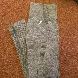 Träningstights - Ett par gråa Träningstights som är använda få gånger! 