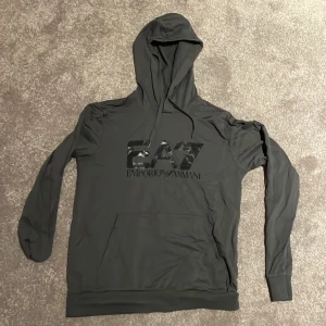 Armani tunn Hoodie - Tunn, sval Armani EA7 hoodie. Väldigt skön