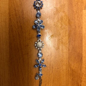 Armband Dyrberg Kern  - Blå, vita och pärl stenar. Anpassad storlek. Vackra blå färger 