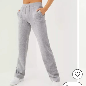 Juicy Couture - Säljer mina gråa juicy byxor storlek S knappt använda🤍eftersom att det är många intresserade lägg gärna ett bud💓 